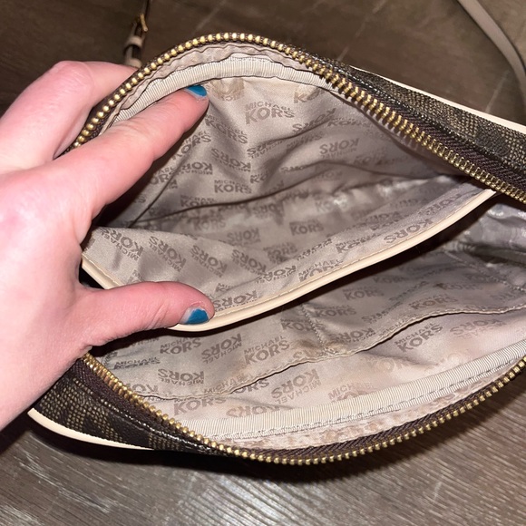 Michael Kors Jet Set Logo Crossbody - Picture 3 of 7